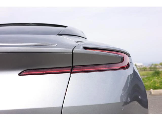 Aston Martin DB12 8