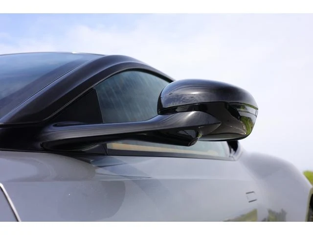 Aston Martin DB12 31