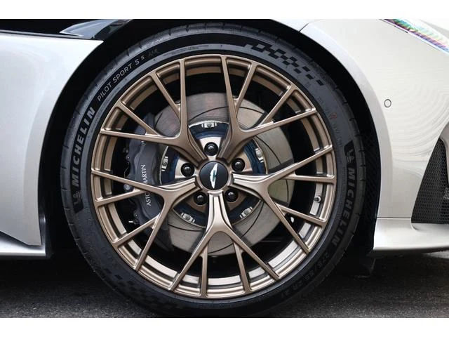 Aston Martin DB12 45