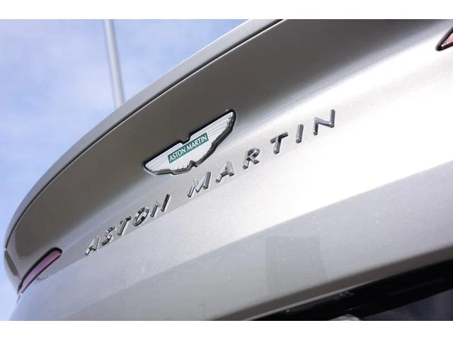 Aston Martin DB12 38
