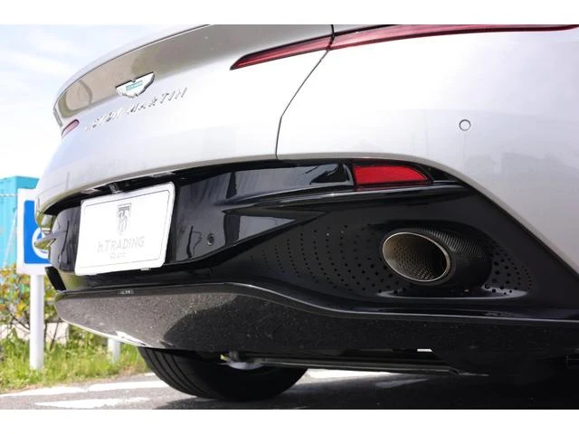 Aston Martin DB12 37