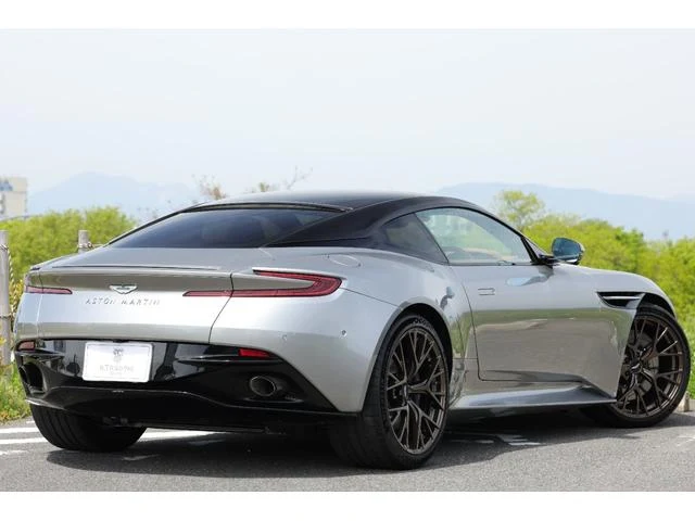 Aston Martin DB12 6