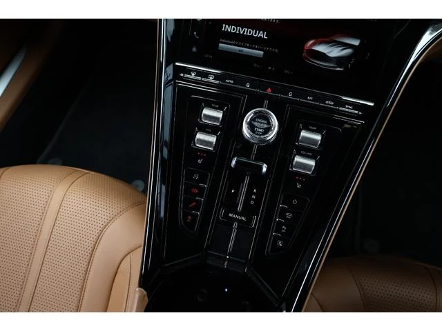 Aston Martin DB12 72