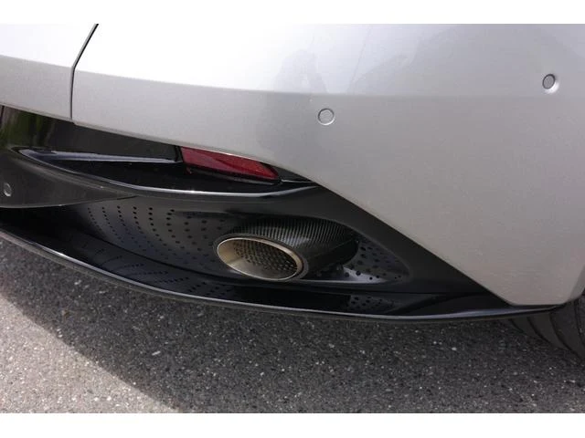 Aston Martin DB12 28