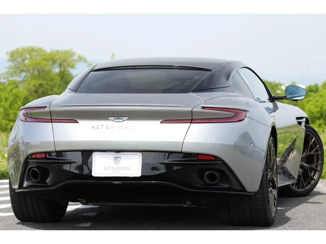 Aston Martin DB12 34