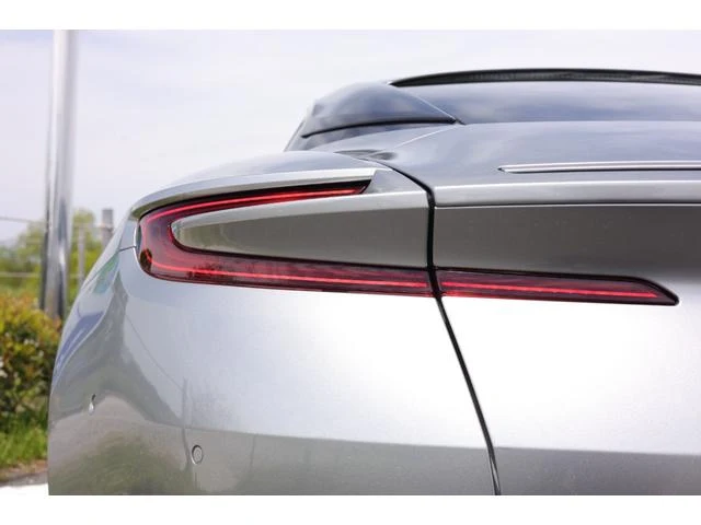 Aston Martin DB12 41
