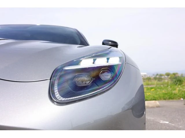 Aston Martin DB12 7