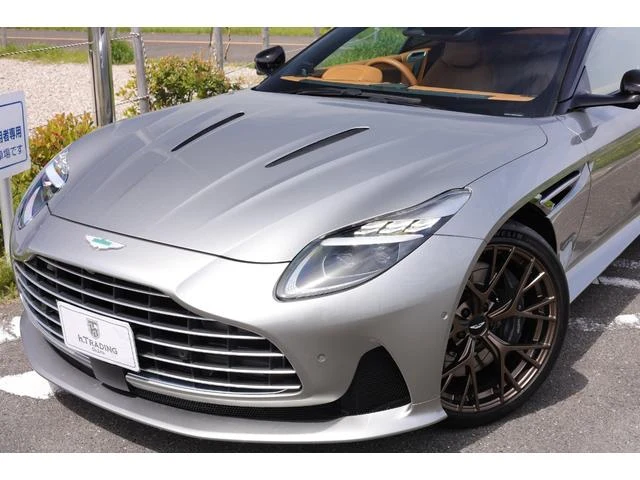 Aston Martin DB12 10