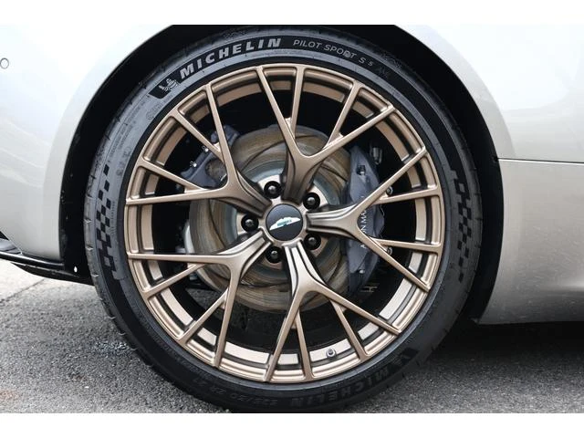 Aston Martin DB12 46