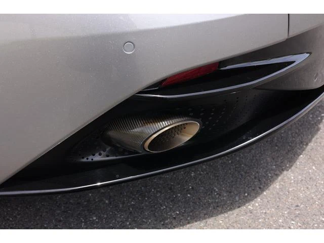 Aston Martin DB12 43