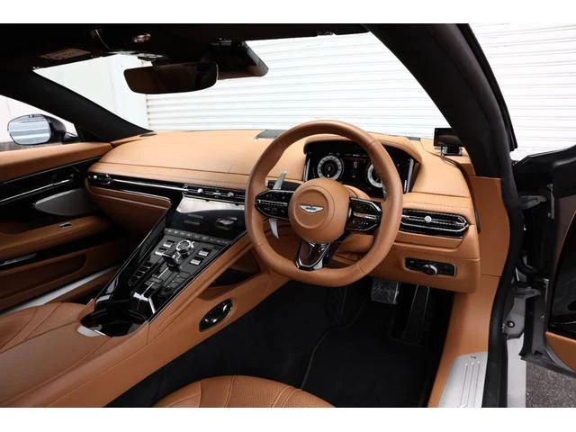 Aston Martin DB12 3