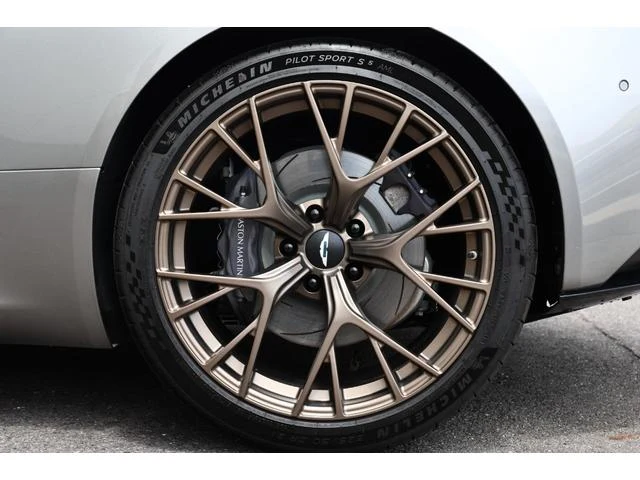Aston Martin DB12 47