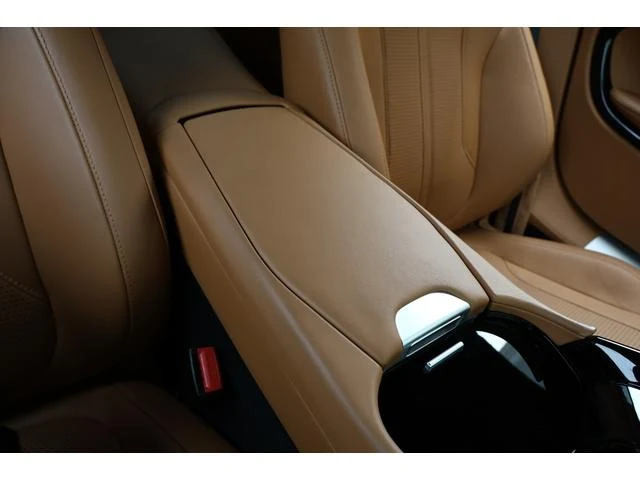Aston Martin DB12 73