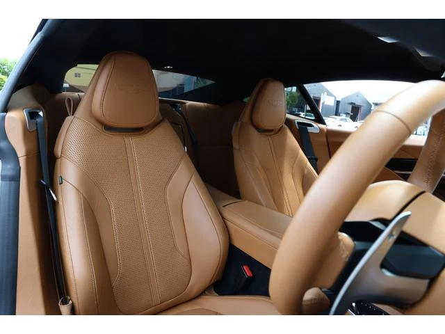 Aston Martin DB12 13