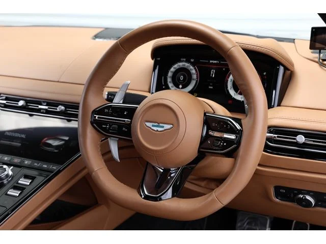 Aston Martin DB12 4