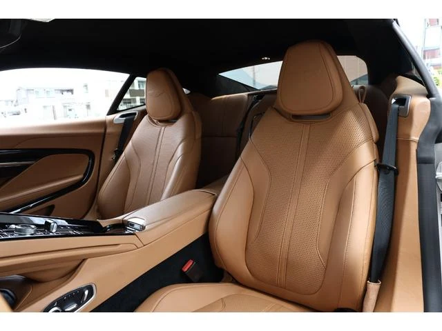 Aston Martin DB12 54