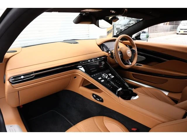 Aston Martin DB12 59