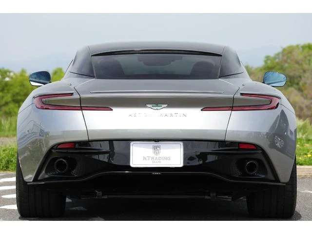 Aston Martin DB12 33