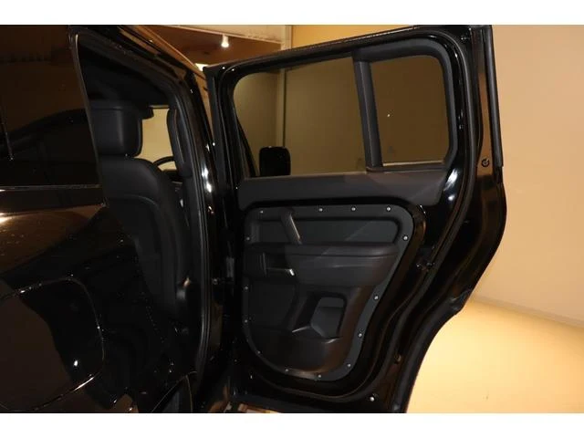 Land Rover DEFENDER 28