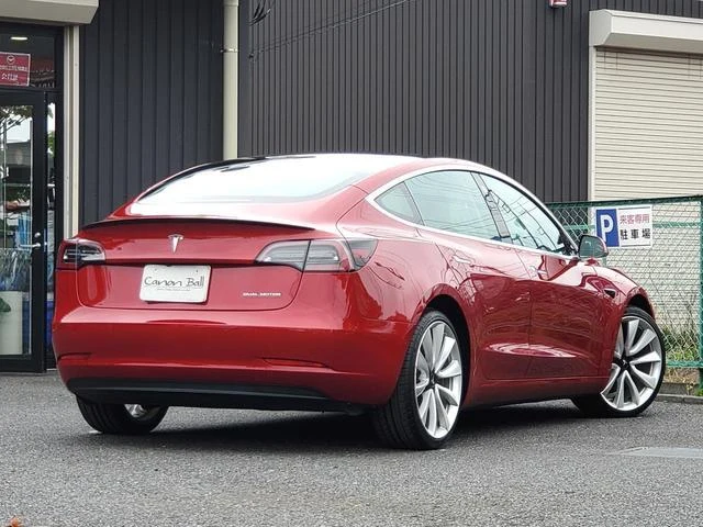 Tesla MODEL 3 64