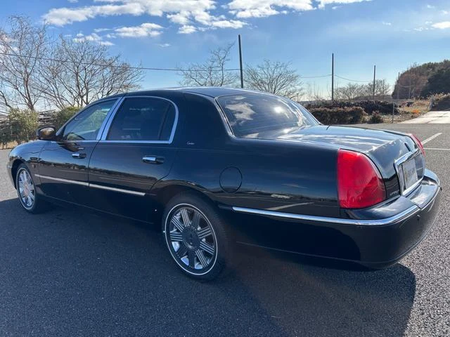Lincoln TOWNCAR 16