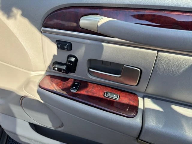 Lincoln TOWNCAR 36