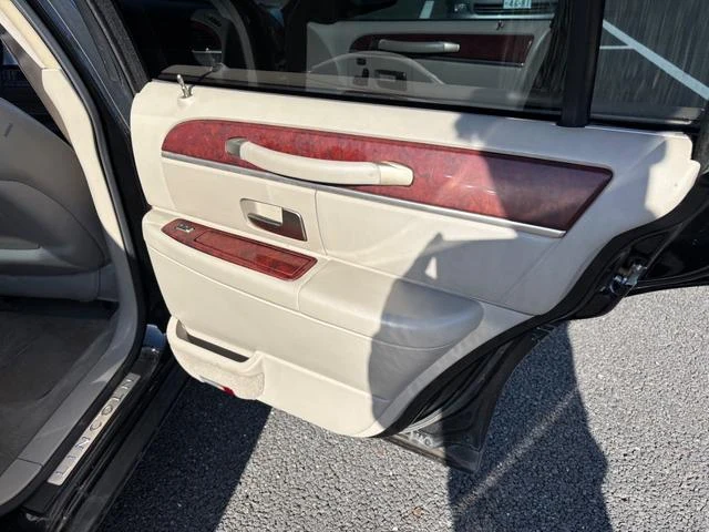 Lincoln TOWNCAR 37