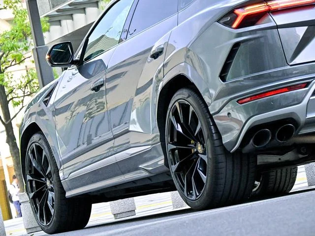 Lamborghini URUS 42