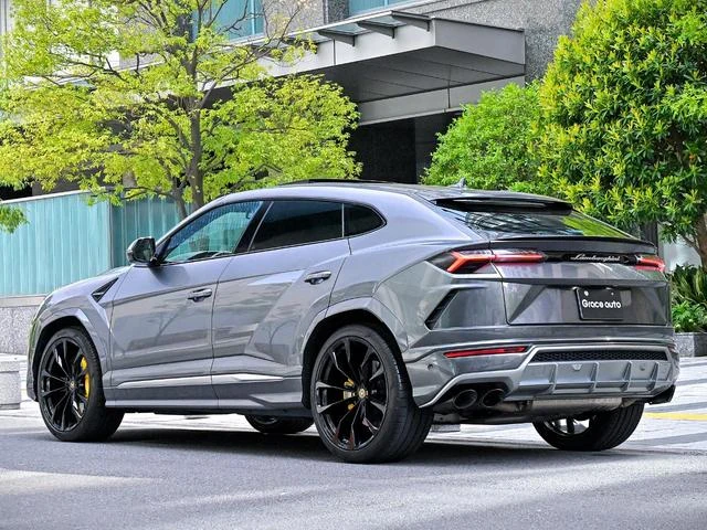 Lamborghini URUS 4