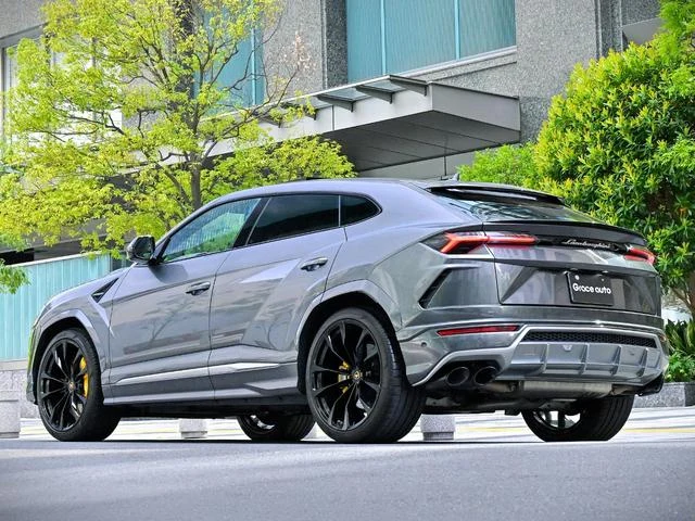 Lamborghini URUS 31