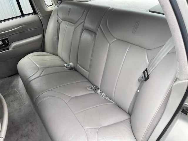 Lincoln TOWNCAR 15