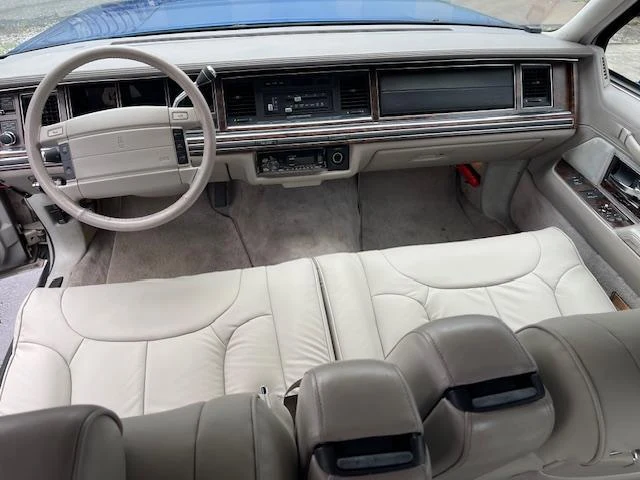 Lincoln TOWNCAR 9