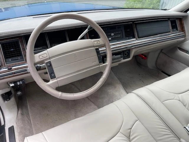 Lincoln TOWNCAR 10
