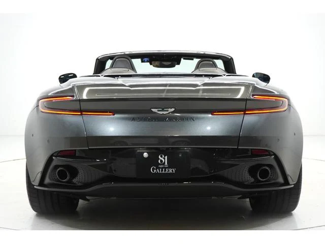 Aston Martin DB12 6