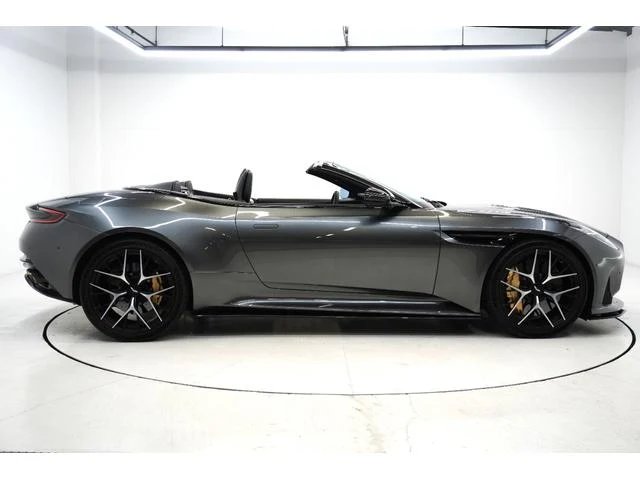 Aston Martin DB12 4