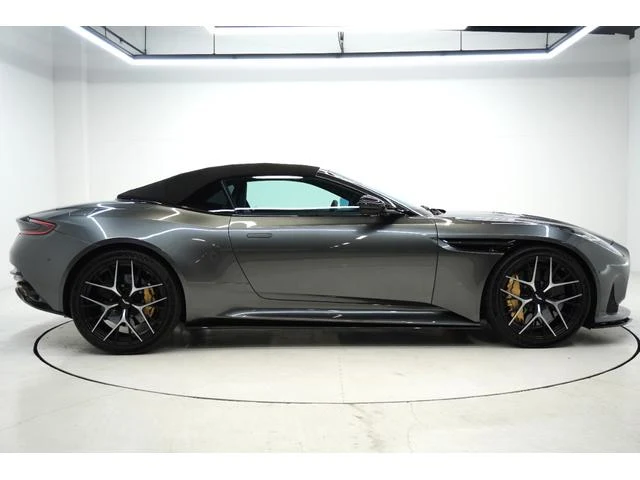 Aston Martin DB12 12