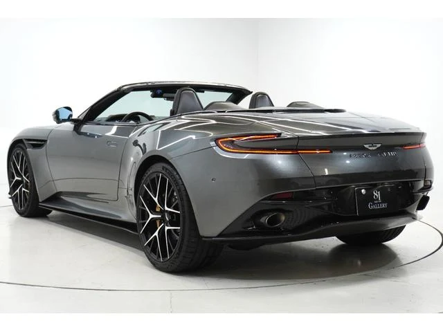 Aston Martin DB12 7