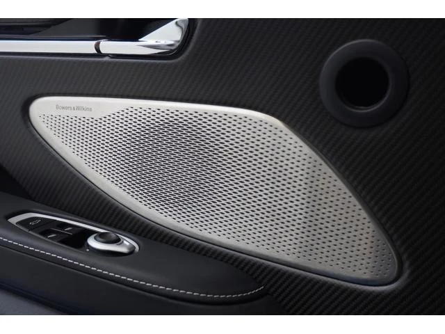 Aston Martin DB12 35