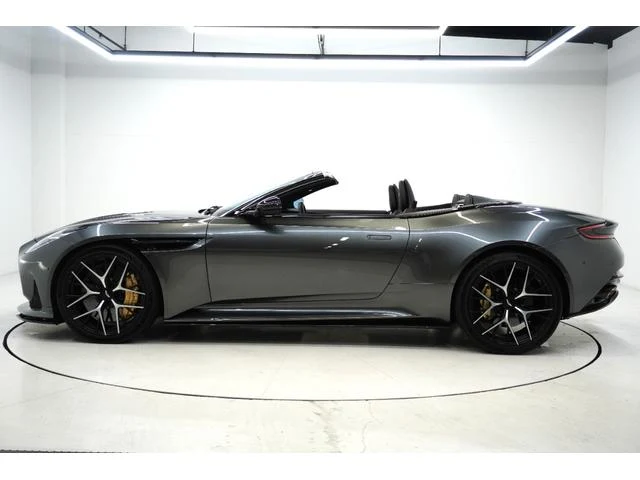 Aston Martin DB12 8