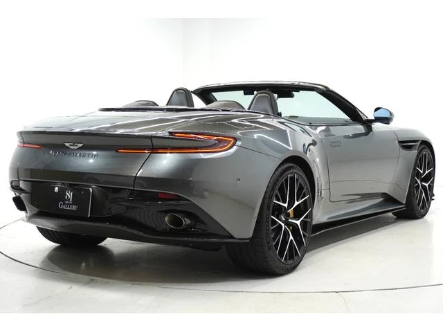 Aston Martin DB12 5