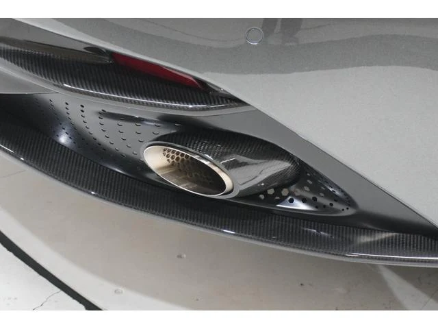 Aston Martin DB12 64