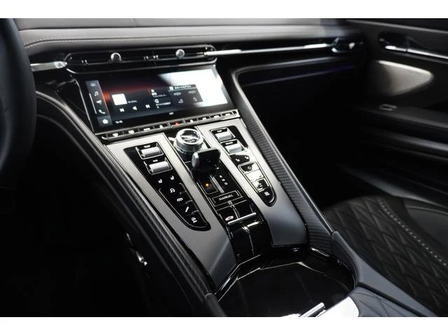 Aston Martin DB12 25