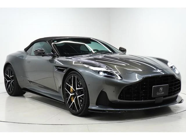 Aston Martin DB12 11