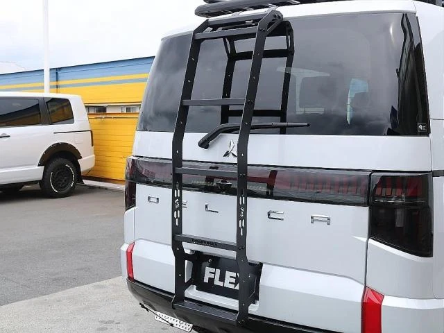 Mitsubishi DELICA 18