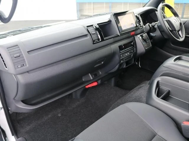 Toyota HIACE 4